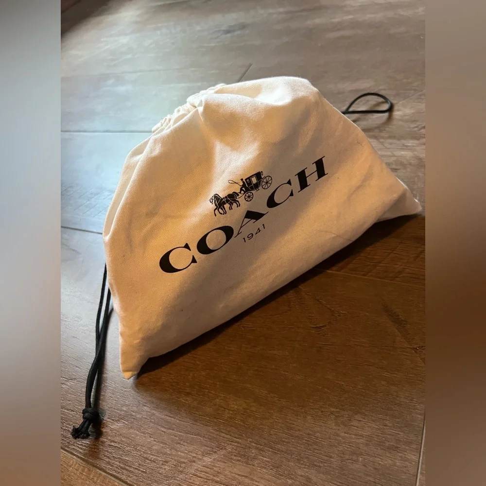 Vintage CHAIN BELT BAG WITH QUILTING IN WHITE 

Style No. C0851 - Picture 12 of 13